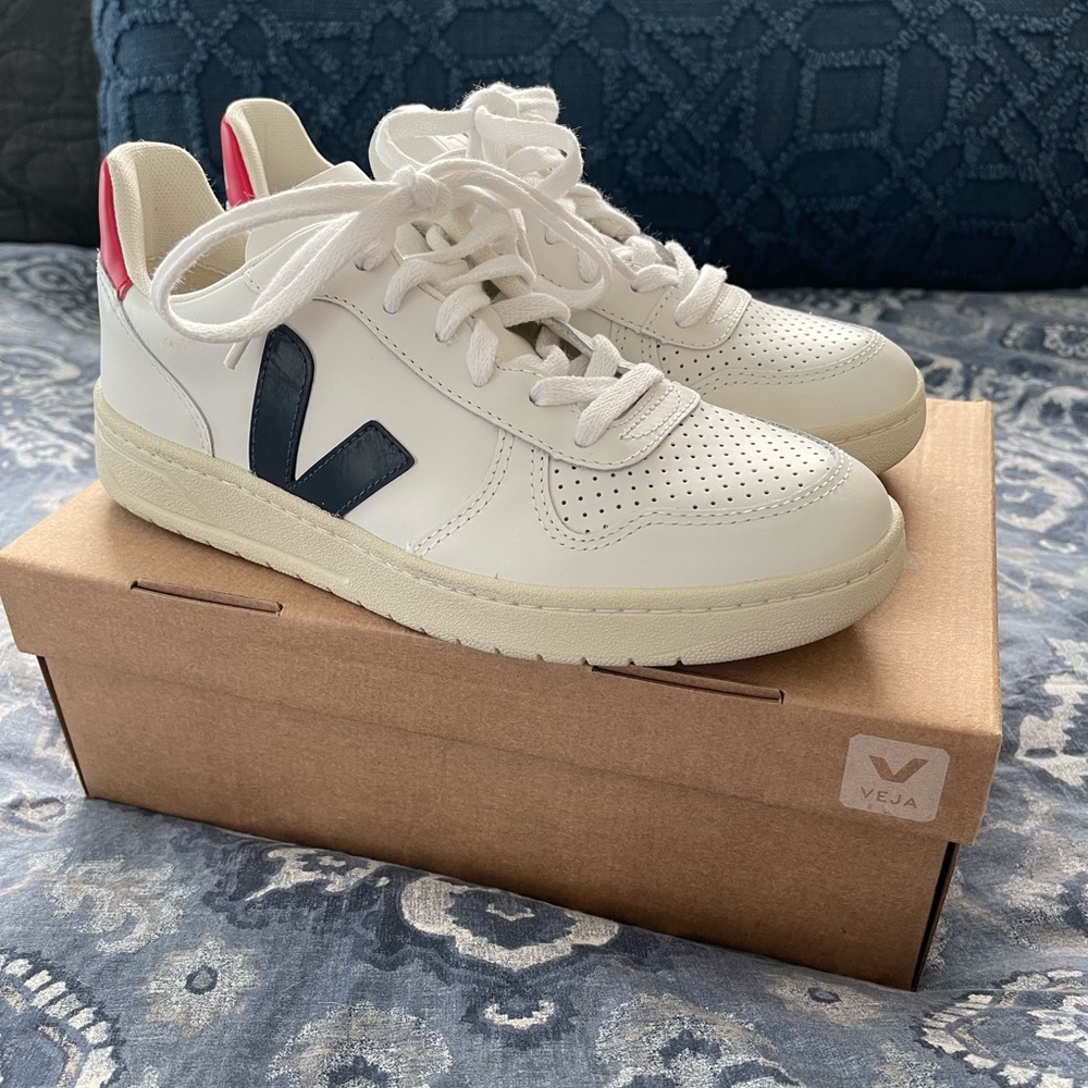 Veja V-10 leather white nautico pekin tennis shoes Size: 38